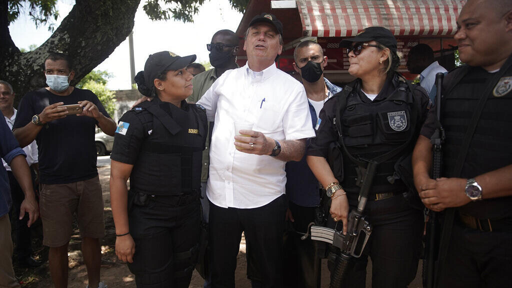 O presidente brasileiro, Jair Bolsonaro, com policiais no Rio de Janeiro, em 29 de novembro de 2020.