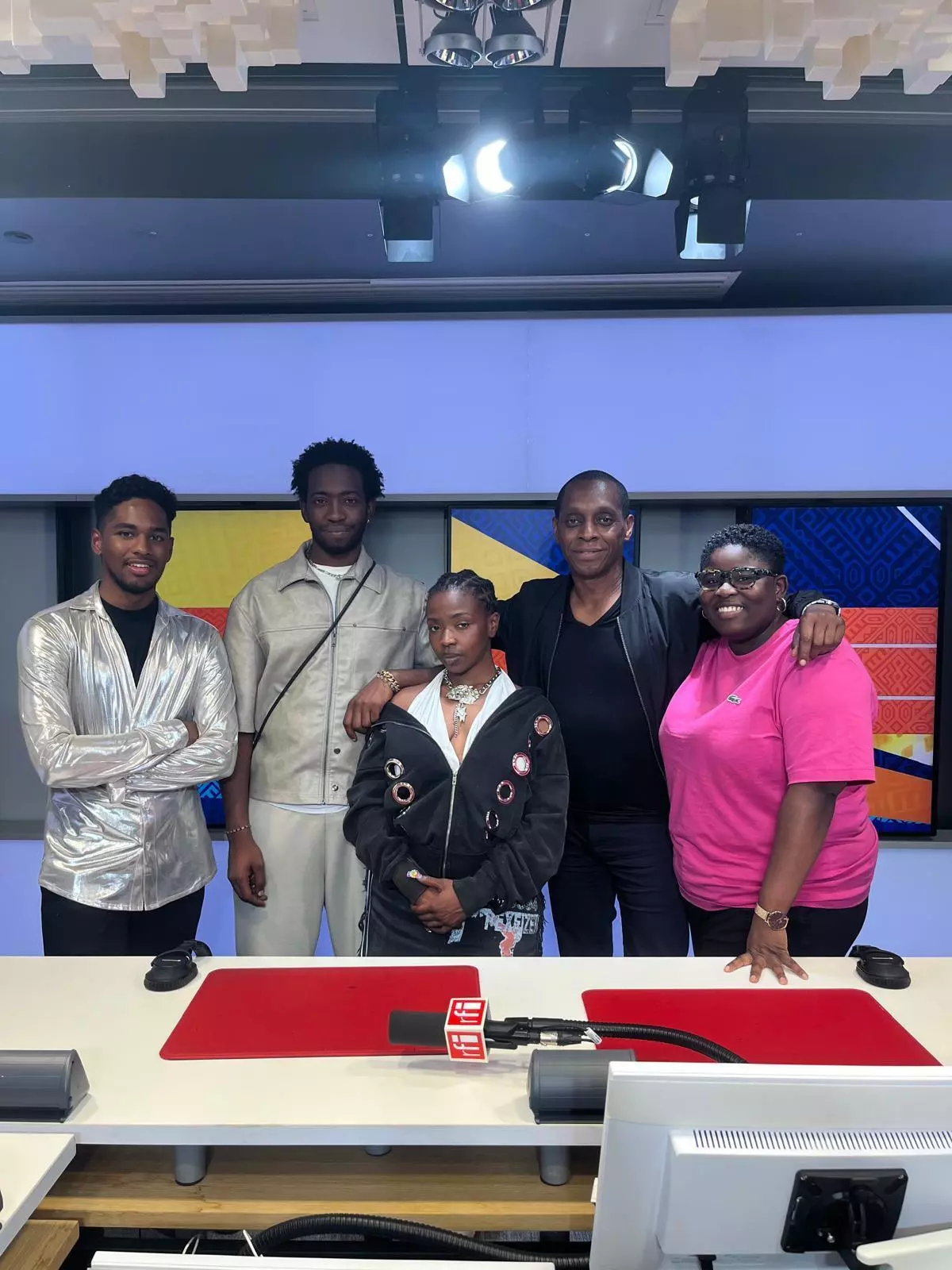 De gauche à droite, Stéphane Linon, Jeez, la chanteuse Théodora, Claudy Siar et Yasmine Bakayoko.
