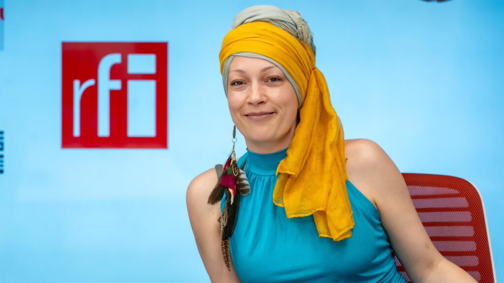 Cunoscută până recent sub numele Petra Acker, Zeyla Tomlyn este cântăreață, compozitoare și producătoare, mereu pasionată de frumusețea și misterele universului.