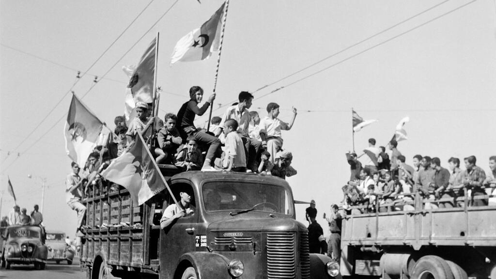 Drapeaux algériens dans les rues d'Alger quatre jours après la proclamation de l'indépendance, à Alger, Algérie, le 5 juillet 1962.