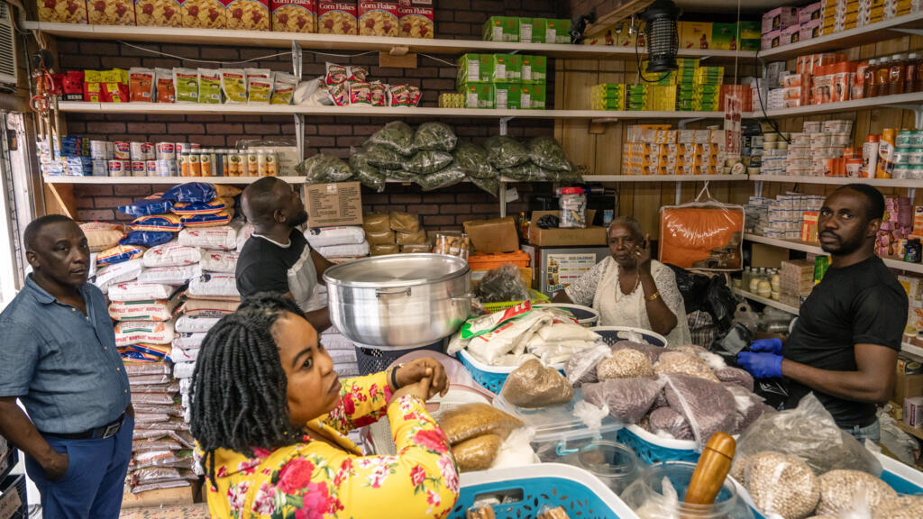 Consumidores em um mercado haitiano no bairro Little Haiti, no distrito do Brooklyn, em Nova York, em 8 de junho de 2025.