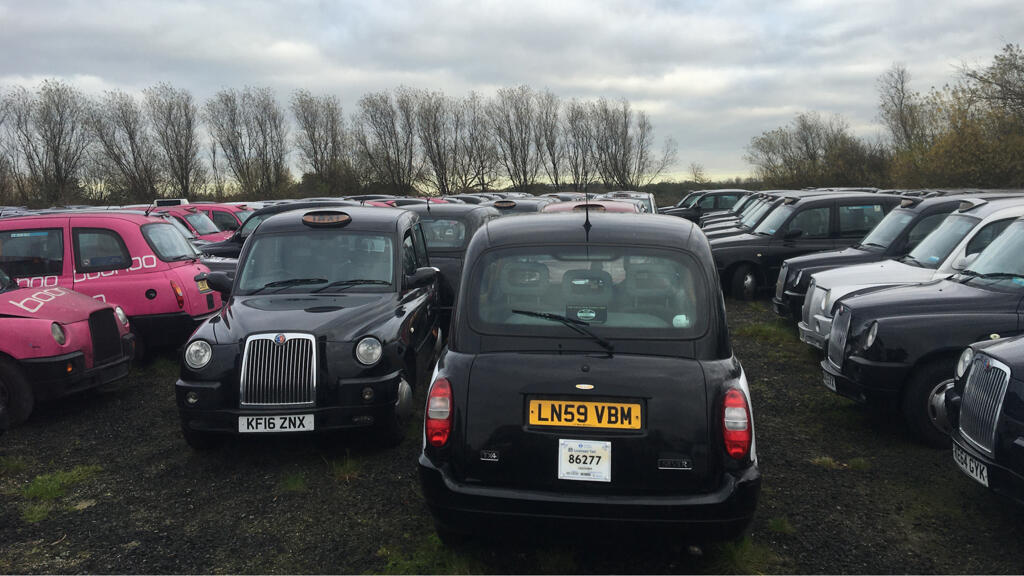Un cimetière de taxis londoniens à Epping, dans la proche banlieue de Londres. 200 véhicules non utilisés depuis le début de la pandémie.