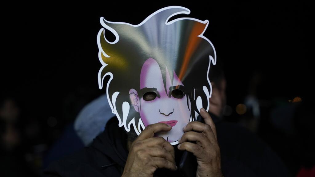 Fã exibe máscara do vocalista do The Cure, Robert Smith, durante show da banda no festival Corona Capital, em 19 de novembro de 2023, na Cidade do México.