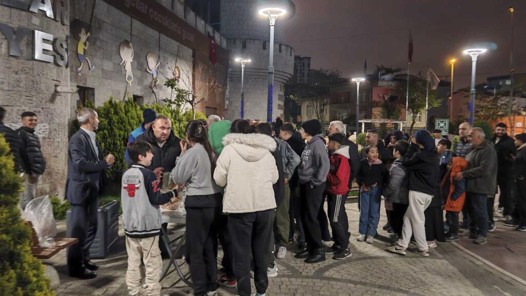 Locuitori din Istanbul după cutremurul din 23 aprilie 2025