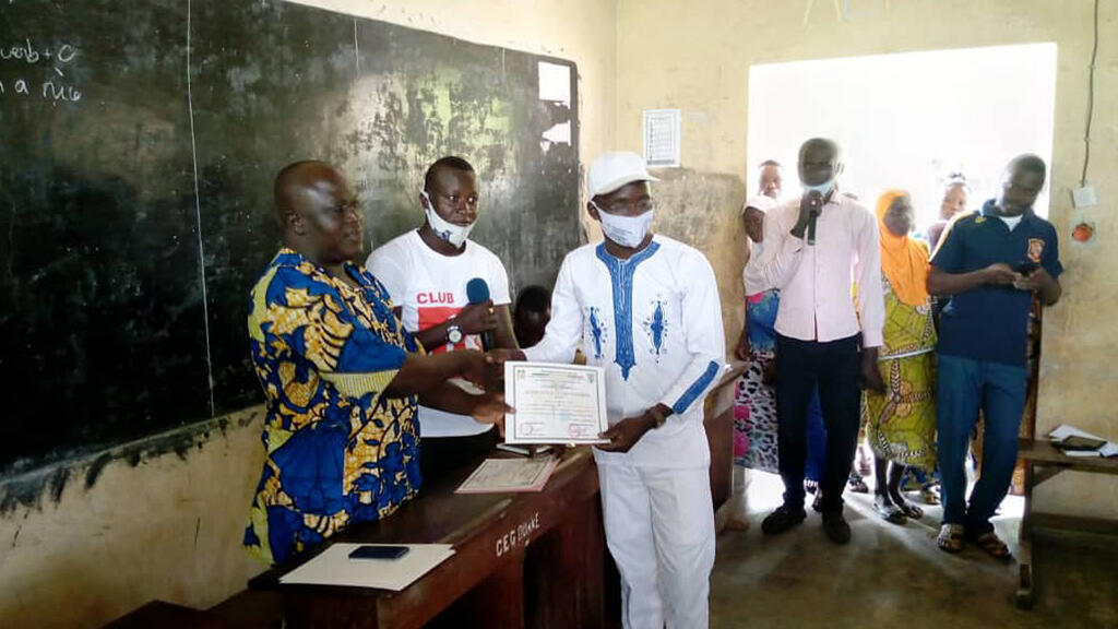 Remise des attestations aux étudiants volontaires afin d'encourager leur engagement auprès des élèves.