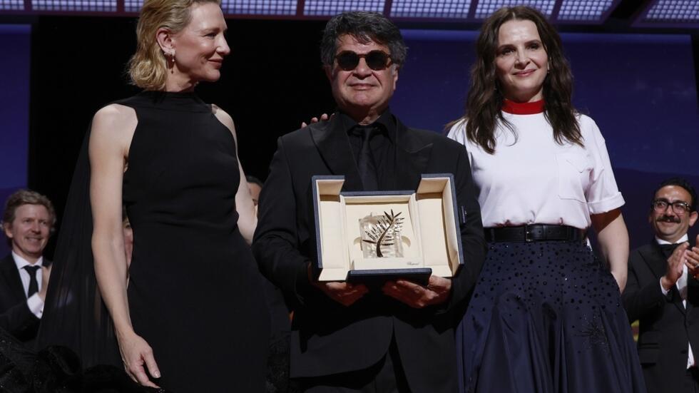 جعفر پناهی در کنار ژولیت بینوش و کت بلانشت هنگام دریافت نخل طلای جشنواره سینمایی کن