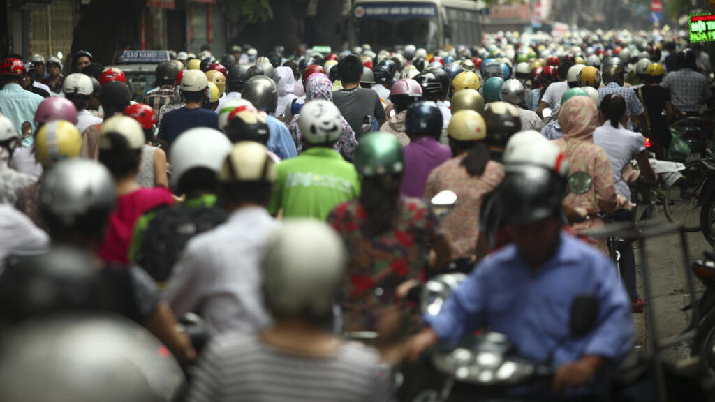 Ảnh minh hoạ : Xe máy và tắc đường vào giờ cao điểm ở đường La Thành, Hà Nội, Việt Nam, ngày 21/05/2012.