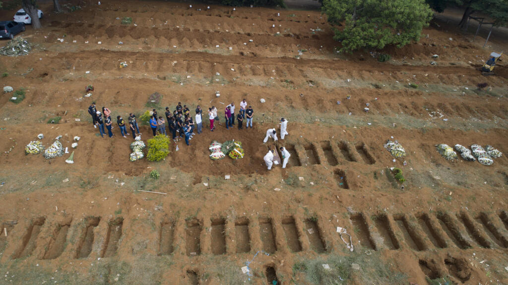 Cemitério de Vila Formosa, o maior de São Paulo, acelerou abertura de covas diante dos recordes de mortes de Covid-19 no Brasil.