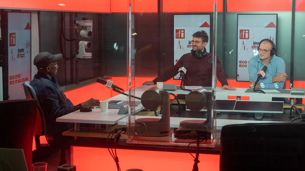 Mamadou Sinsy Coulibaly dans le studio 51 de RFI avec Julien Clémençot et Bruno Faure.