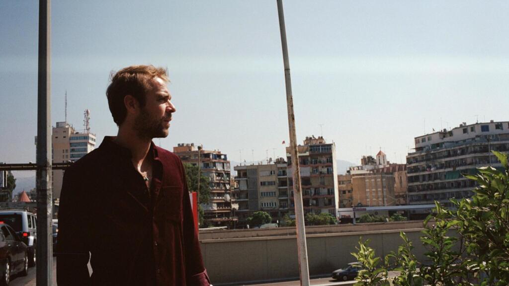 Dans le livre «Paris-Beyrouth», les chansons de Cyril Mokaiesh s’accompagnent des photos argentiques de Tamina Manganas.