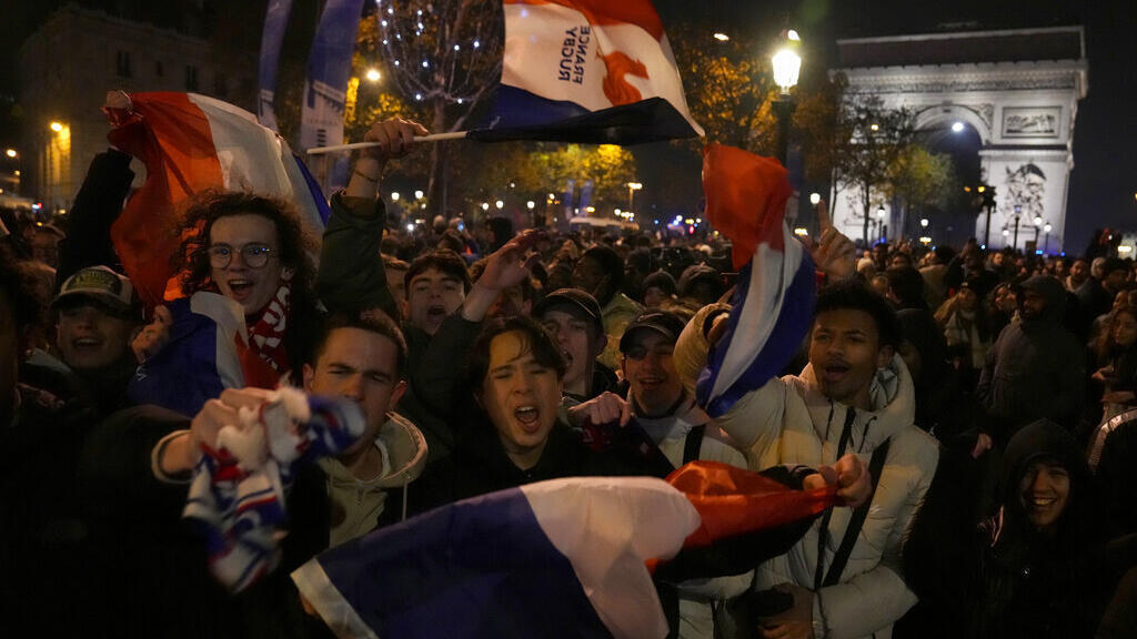Os torcedores franceses fizeram uma grande festa após a vitória contra o Marrocos na quarta-feira (14), pelas semifinais da Copa do Mundo.