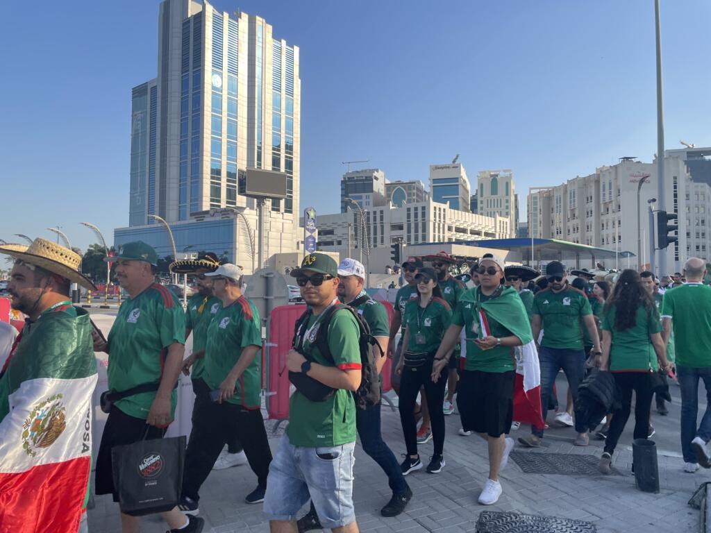Torcedores mexicanos a caminho do estádio.