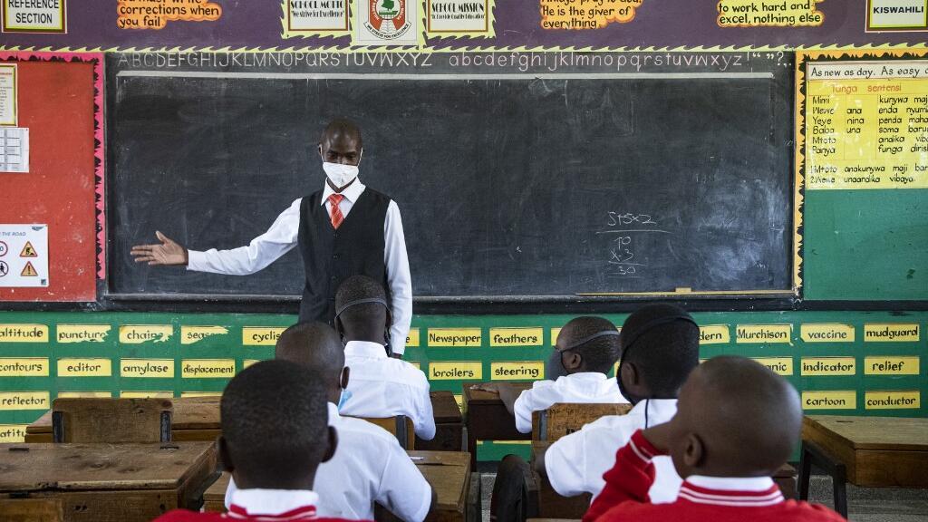 Un instituteur ougandais accueille ses élèves lors de la rentrée scolaire à Kampala, le 10 janvier 2022 (image d'illustration).