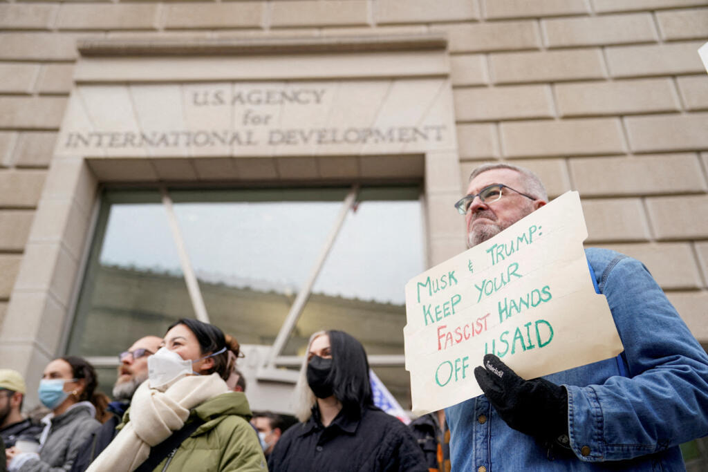 Pessoas protestam do lado de fora do prédio da USAID, depois que o bilionário Elon Musk, que está liderando o esforço do presidente dos EUA, Donald Trump, para reduzir o governo federal, disse que o trabalho está em andamento para fechar a agência de ajuda externa dos EUA, USAID, em Washington, EUA, 3 de fevereiro de 2025.