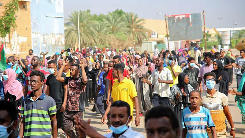 Des manifestants pro-démocratie défilent dans les rues de Khartoum ce lundi 25 octobre 2021 pour protester contre le coup d'Etat des militaires.