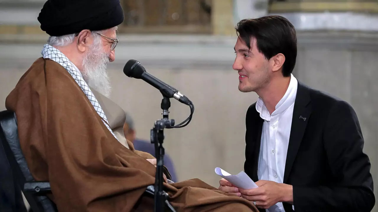 دیدار خامنه ای با جمعی از دانشآموزان و دانشجویان / عکس آرشیوی