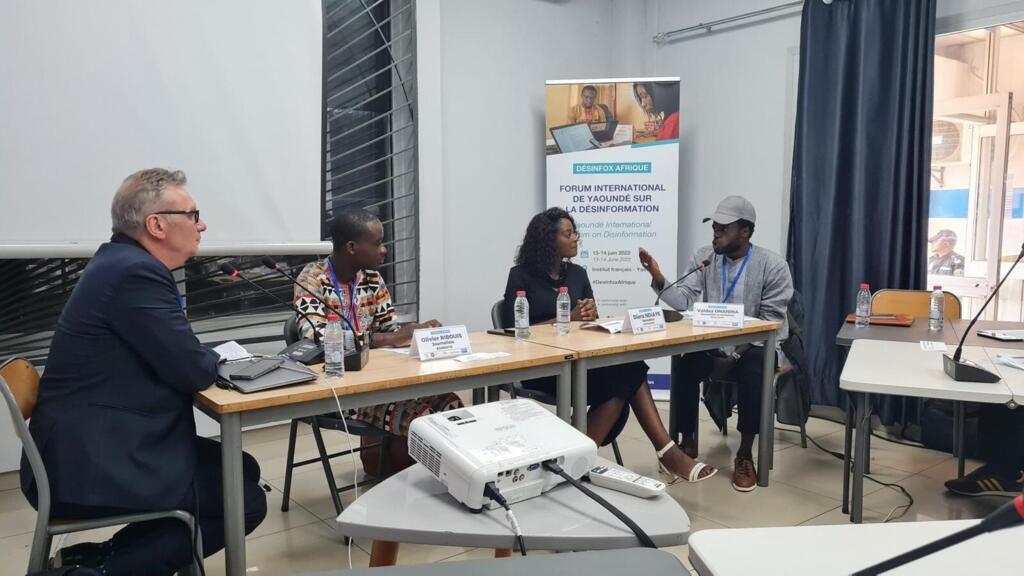 De gauche à droite: Eric Le Braz, journaliste et explorateur éditorial ; Olivier Ribouis, journaliste à Banouto et formateur (Bénin) ; Diara Ndiaye, journaliste à RFI et France 24 ; Valdez Onanina, journaliste et formateur à Africa Check.