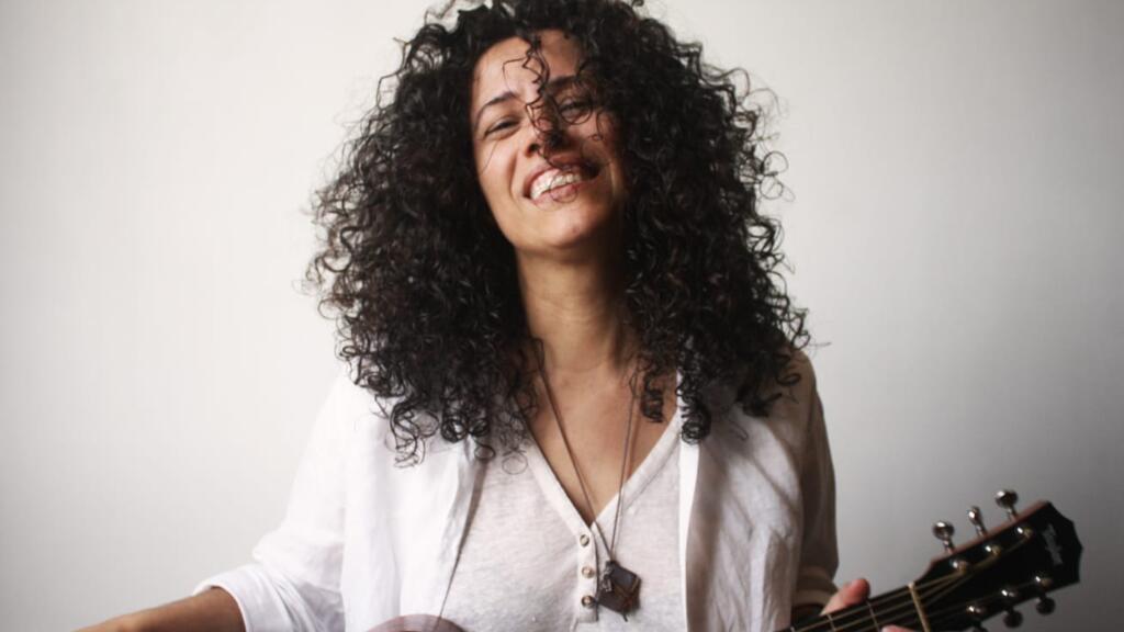 A cantora, compositora e violonista Nuria Mallena que acaba de lançar um EP e faz shows em Paris.