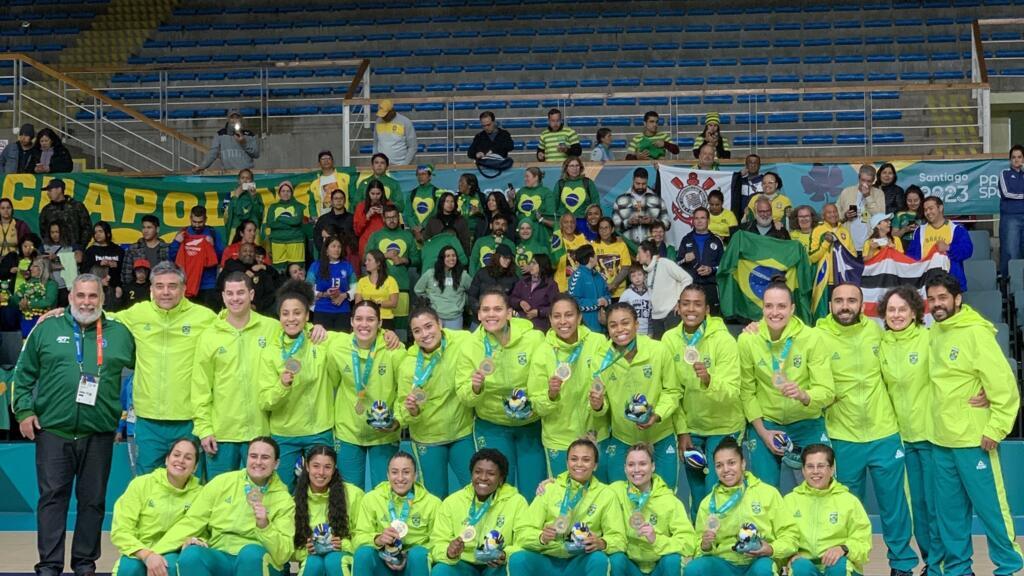 As meninas do handebol brasileiro foram invictas no Chile, se consagraram heptacampeãs e comemoram vaga nos Jogos Olímpicos de Paris no próximo ano.