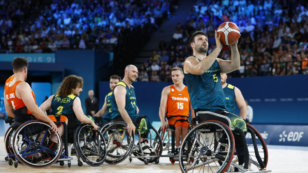 L'Australien Bill Latham en action aux Jeux paralympiques de Paris, tour préliminaire hommes de basket fauteuil, à l'Arena Bercy, le 29 août 2024.