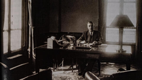 Pierre Laroque (1907-1997), directeur de la Sécurité sociale, dans son bureau en 1950