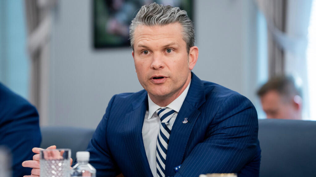 Le secrétaire à la Défense Pete Hegseth s'exprime lors d'une réunion avec le ministre de la Défense nationale du Salvador, René Merino Monroy, au Pentagone, le mercredi 16 avril 2025, à Washington.
