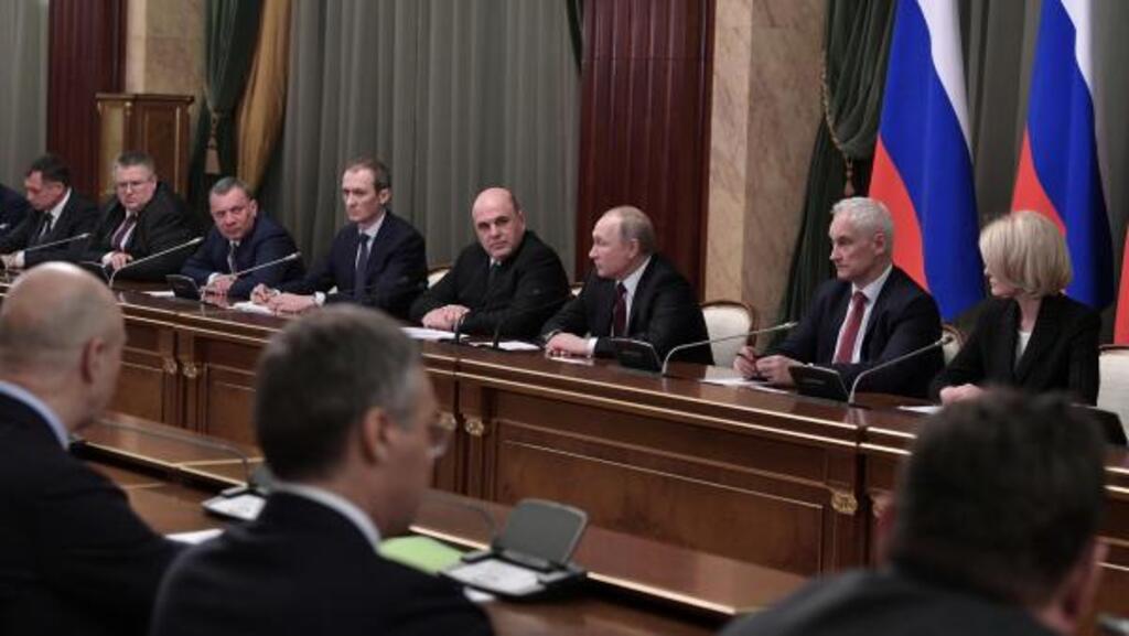 Le président russe Vladimir Poutine et le Premier ministre Mikhaïl Michoustine avec les membres du nouveau gouvernement à Moscou, le 21 janvier 2020.