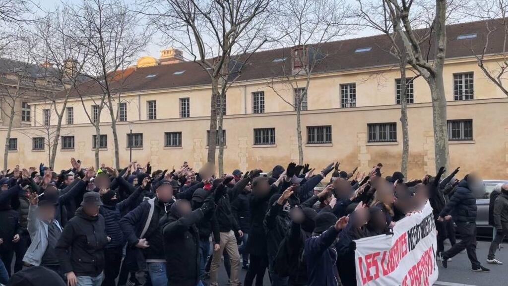 Le défilé de 200 personnes derrière la banderole et le symbole des nationalistes d’ultra-droite