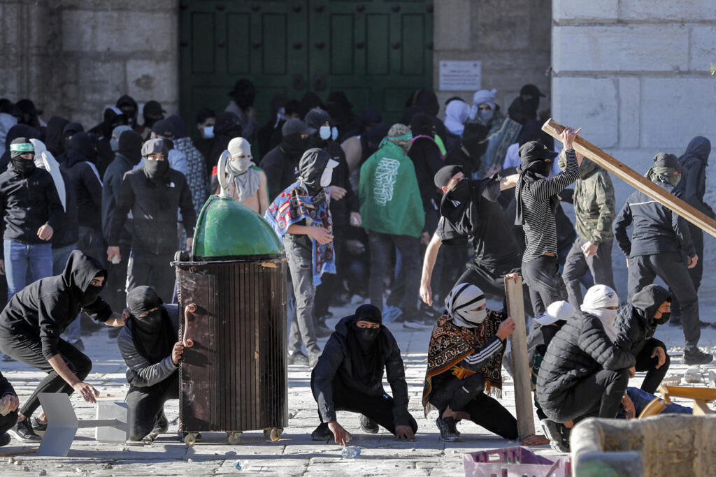 Manifestantes palestinos enfrentam a polícia israelense em Jerusalém, em 15 de abril de 2022.
