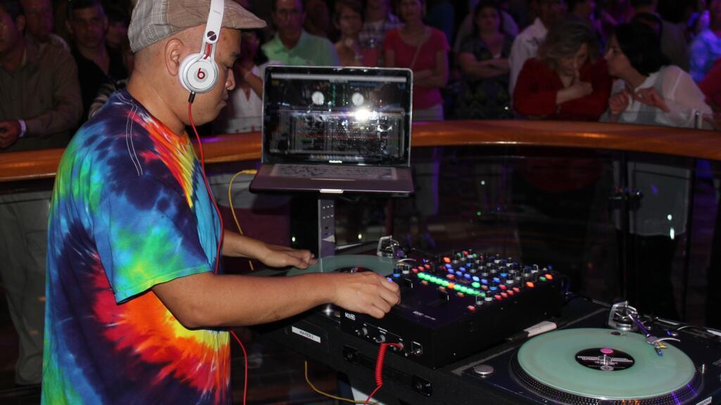 Dans une discothèque.