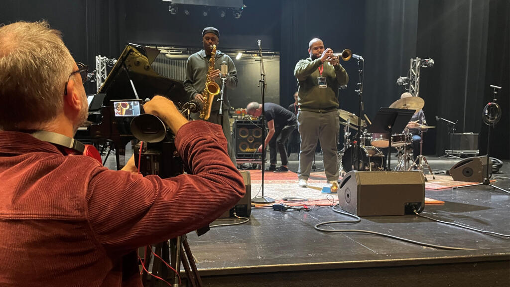 Dès les répétitions, James Carter suscite l’intérêt des médias au festival « Jazz en Tête ».