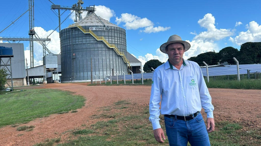 Valmir Schneider, producteur agricole devant le silo de la Coopérative des Pionniers de Querencia au Mato Grosso, Brésil.