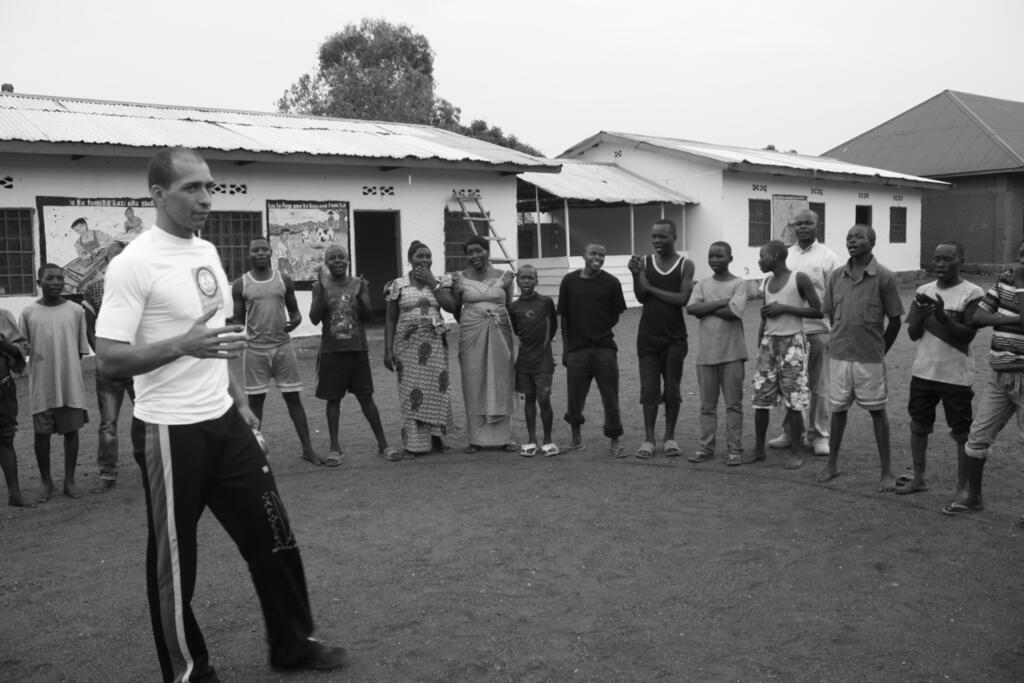 O brasileiro Flavio Saudade junto a um grupo de alunos de capoeira em um centro de orientação de criancas salvas de grupos armados, na República Democrática do Congo.