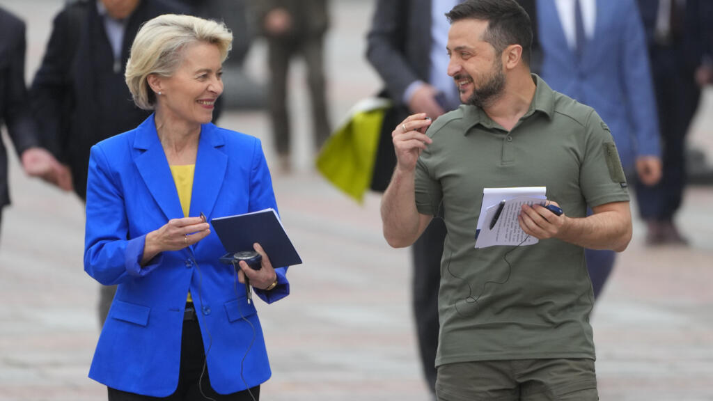 Le président ukrainien Volodymyr Zelensky (à droite) et la présidente de la Commission européenne Ursula von der Leyen, à Kyiv, en Ukraine, le 15 septembre 2022.
