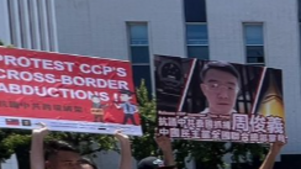 周俊义，53岁，属于一个流亡团体，该团体于2025年6月4日在泰国向1989年北京天安门广场镇压事件的受害者致敬。八天后，他在家中被泰国警方逮捕。