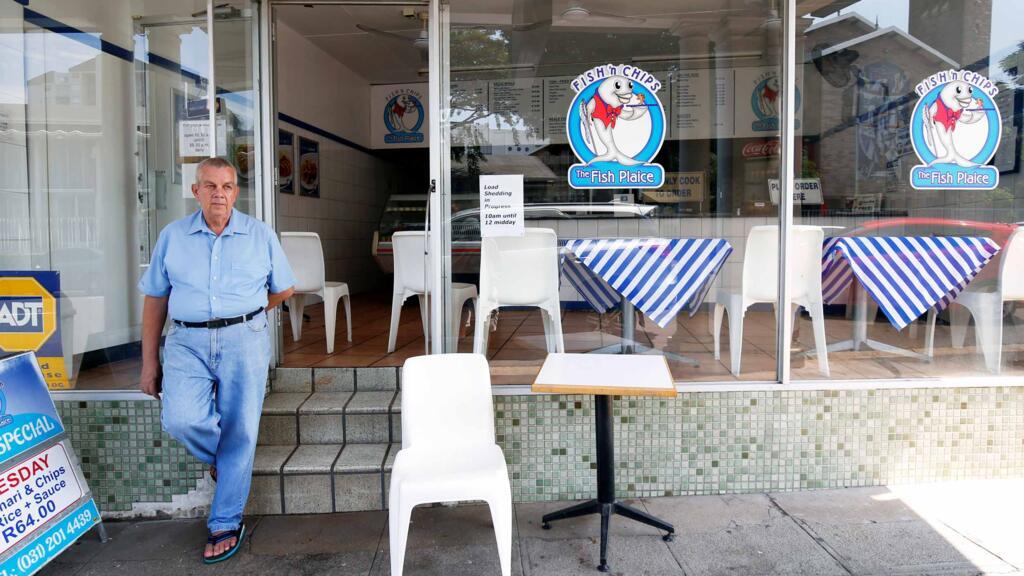 Un employé d'un restaurant de «fish and chip» attend l'arrivée de la pêche à Durban, en Afrique du Sud, le 10 mars 2020.