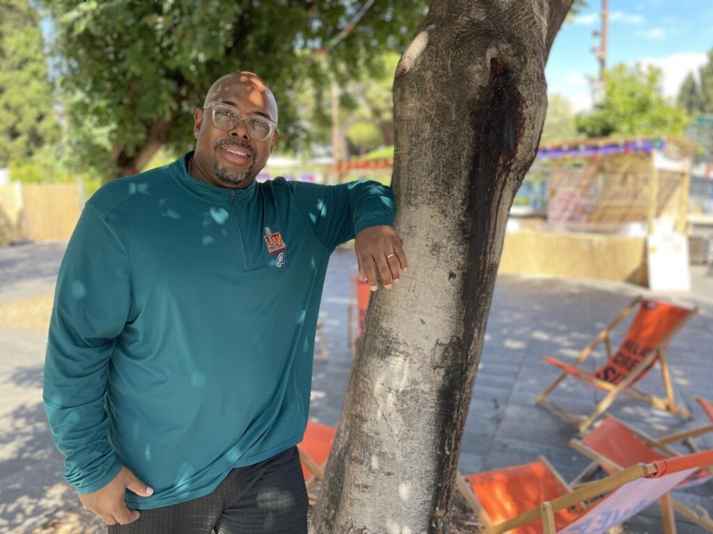 Le contrebassiste Christian McBride dans les jardins du théâtre de verdure à Nice, le 26 juillet 2025.