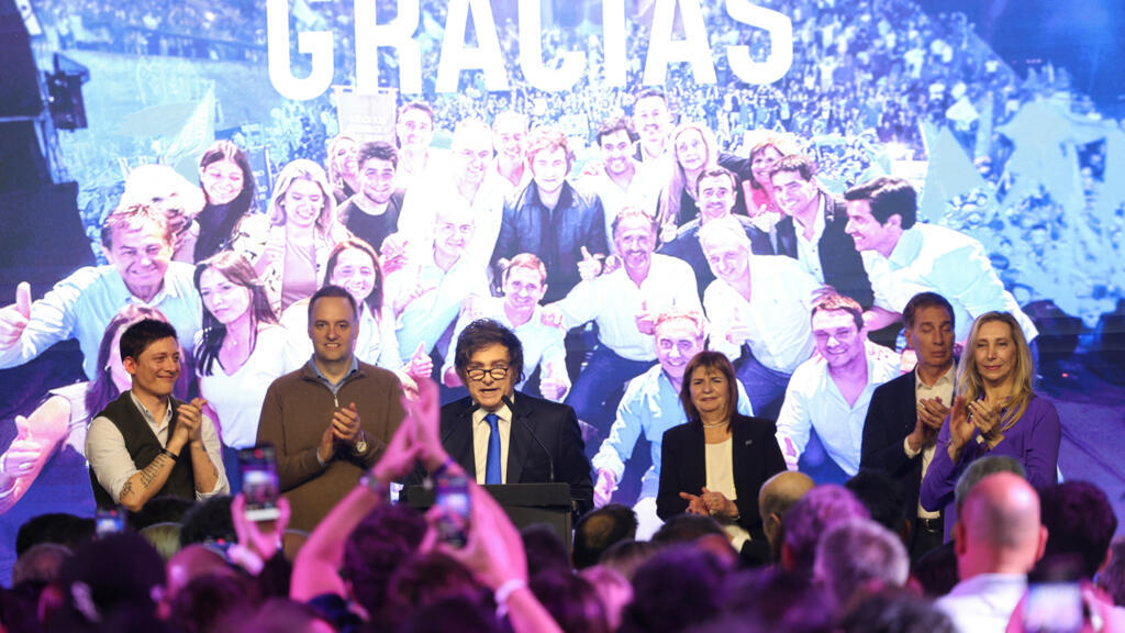 O presidente da Argentina, Javier Milei, discursa após a vitória do partido La Libertad Avanza nas eleições intermediárias, consideradas cruciais para o governo Milei.