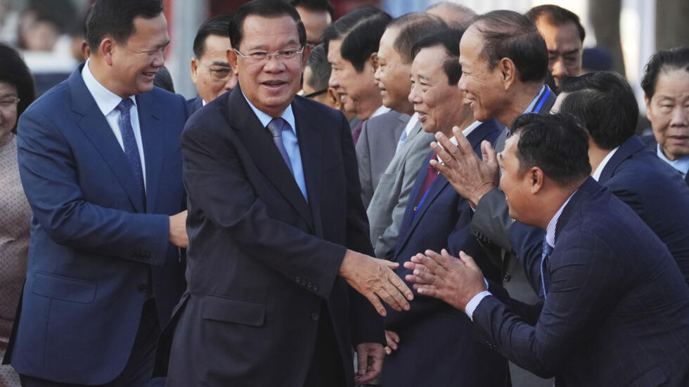 លោក ហ៊ុន សែន ប្រធានព្រឹទ្ធសភាកម្ពុជា និងកូនប្រុស លោកនាយករដ្ឋមន្ត្រី ហ៊ុន ម៉ាណែត បានចាកចេញទៅគោរពវិញ្ញាណក្ខន្ធមន្ត្រីជាន់ខ្ពស់ ក្នុងឱកាសទិវាជ័យជំនះរបបខ្មែរក្រហមនៅថ្ងៃទី៧ ខែមករា ឆ្នាំ២០២៥។