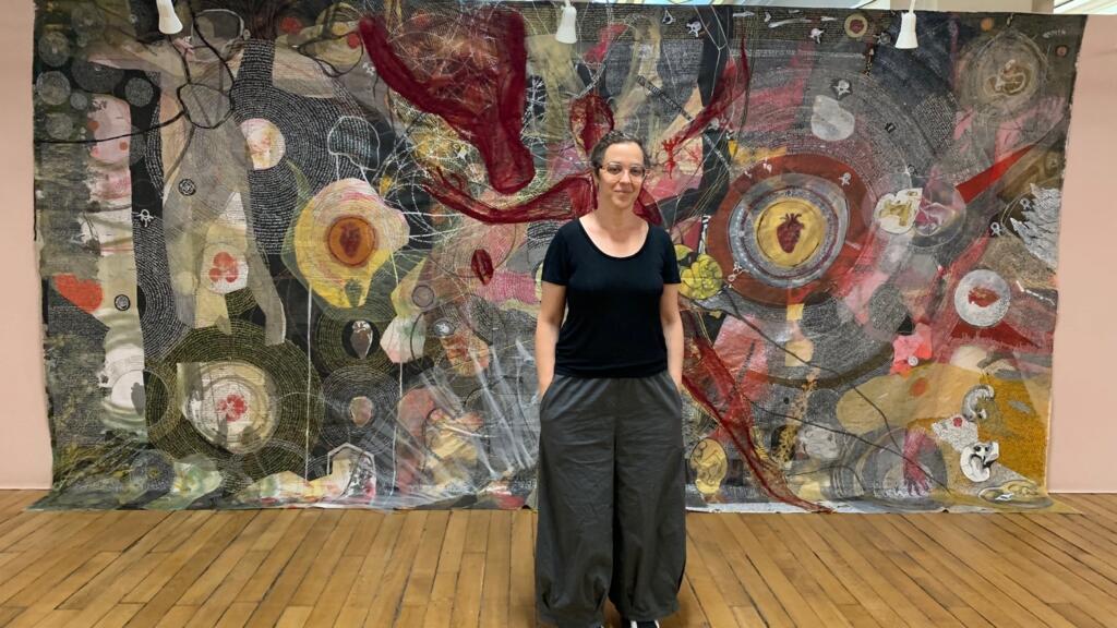 A filósofa e escritora Marcia Tiburi lança a sua primeira exposição de artes plásticas, Terradorada, em cartaz de 29 de agosto a 30 de outubro em Paris.