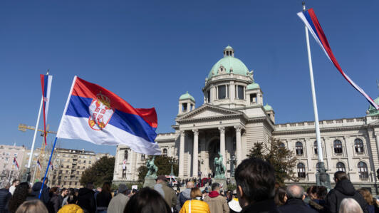 Dans de nombreuses villes et communes de Serbie, des assemblées populaires apparaissent contre le régime à Belgrade. Ici, une manifestation devant le bâtiment du Parlement à Belgrade, le 4 mars 2025.