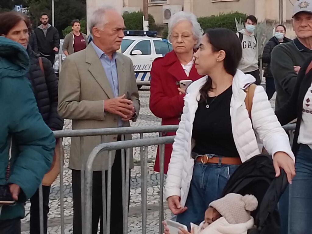 Às 7h30, o embaixador do Brasil em Portugal, Raimundo Carreiro Silva, já se somava aos outros eleitores na fila.
