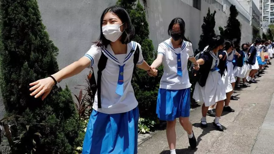 2019年香港反修例运动中学生组成“人链”参加抗争资料图片