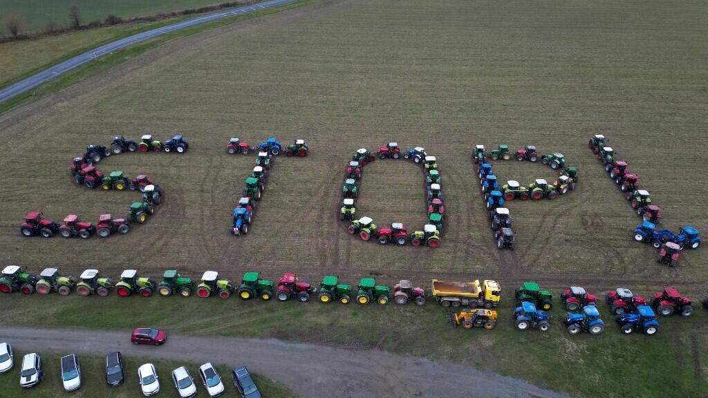 Agricultores franceses enfileiram tratores e formam palavra "Stop" em Maille, na região central do país. (23/01/2024)