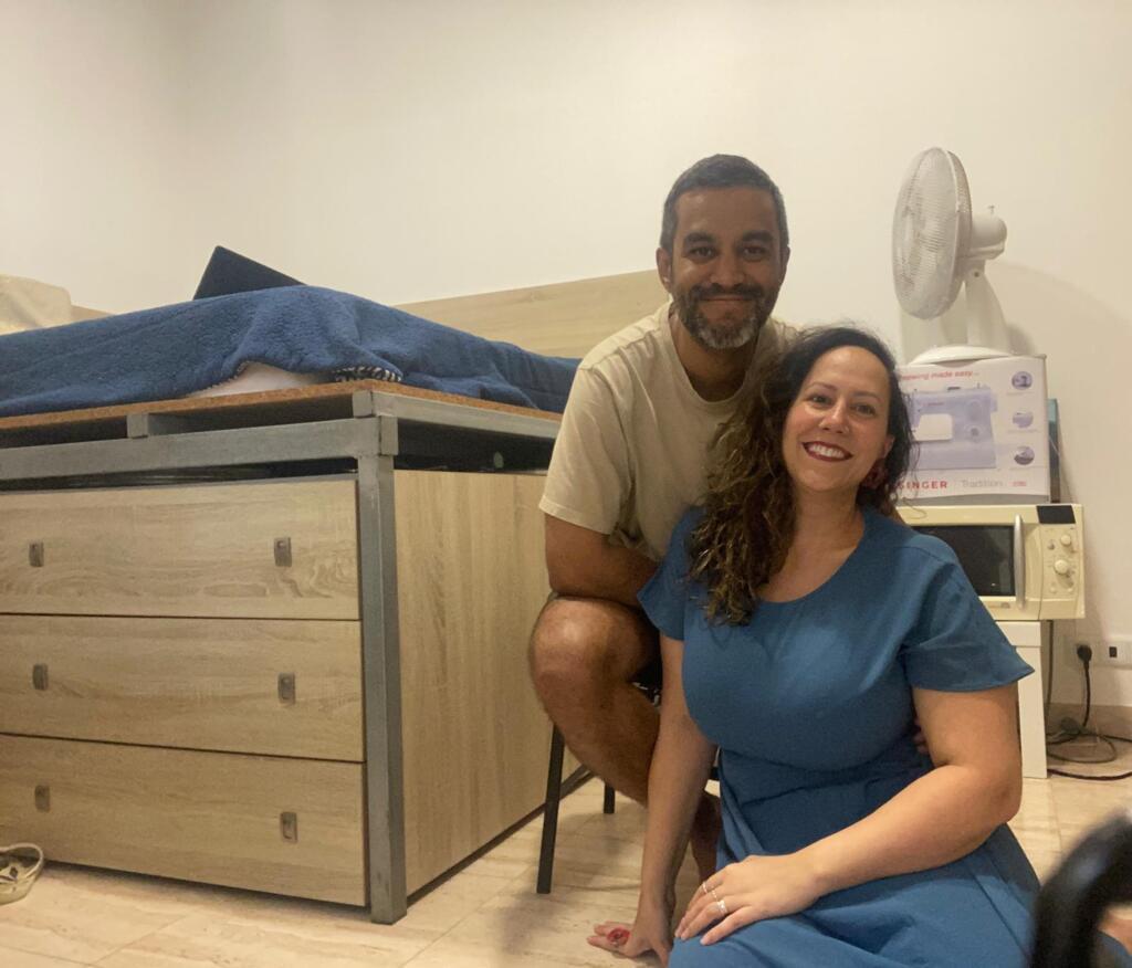 Patrícia Breternitz Pereira e o marido no apartamento de apenas um cômodo onde vivem em Portugal.