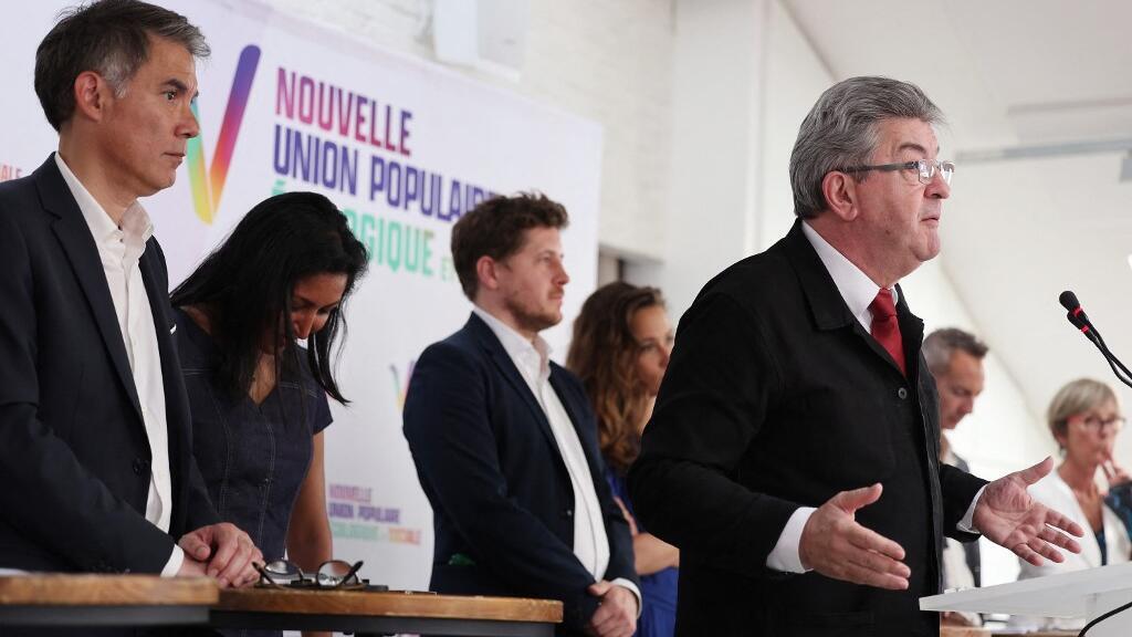 Jean-Luc Melenchon (premier plan), entouré du premier secrétaire du Parti socialiste français (PS) Olivier Faure (à gauche) et du secrétaire général du parti Europe Ecologie Les Verts (EELV) Julien Bayou (2e à droite) lors de la conférence de presse à Paris le 19 mai 2022, pour présenter le programme de la coalition de gauche Nouvelle union populaire écologique et sociale (NUPES) avant les élections législatives de juin prochain.