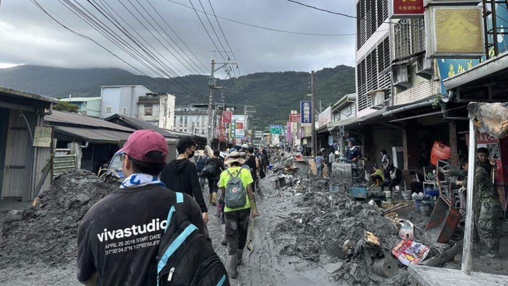 強颱「卡加莎」重創花蓮，到處都是爛泥巴，超過上萬名台灣民眾、志工湧入災區幫忙救災。