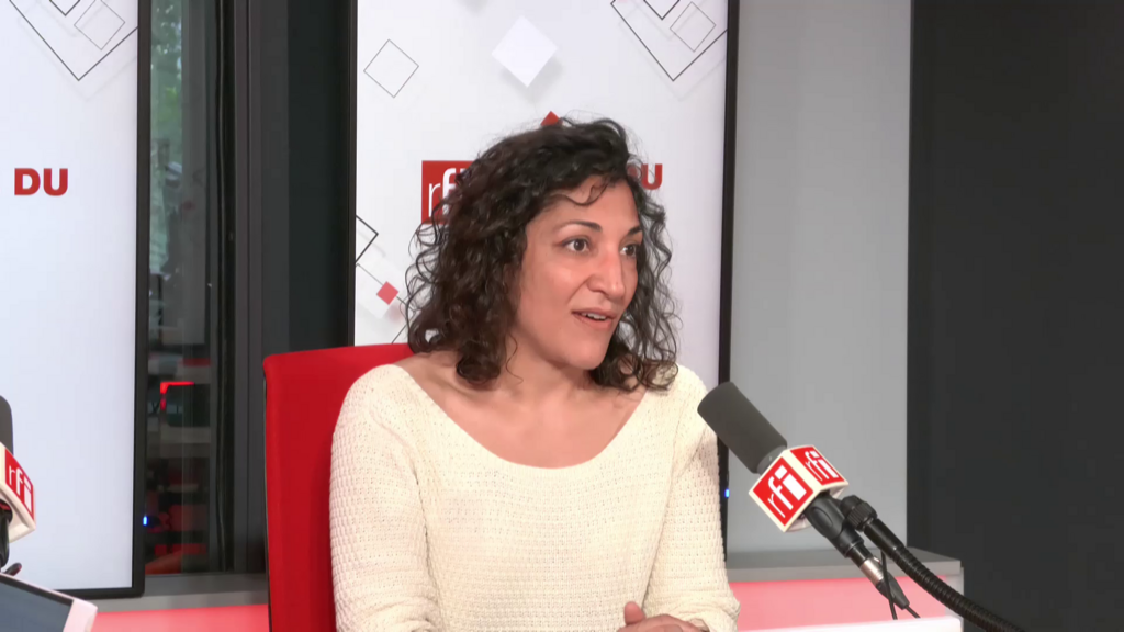 Nayla Ajaltouni, spécialiste des droits humains dans l’habillement, dans le studio de RFI, le 2 août 2023.