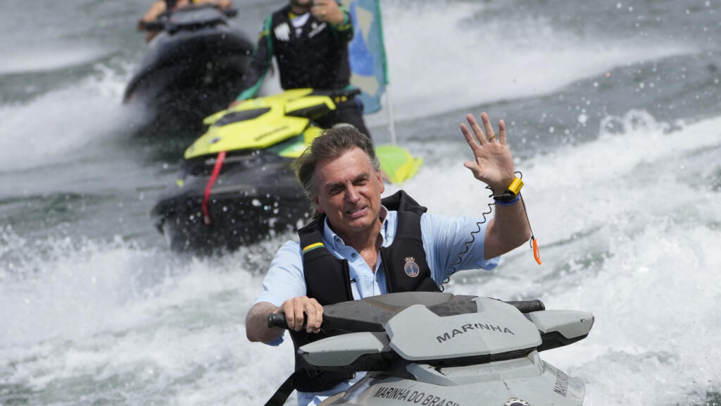 Le président brésilien Jair Bolsonaro fait du jet ski lors d'un rassemblement en bateau en son soutien, à Brasilia, Brésil, le dimanche 15 mai 2022.