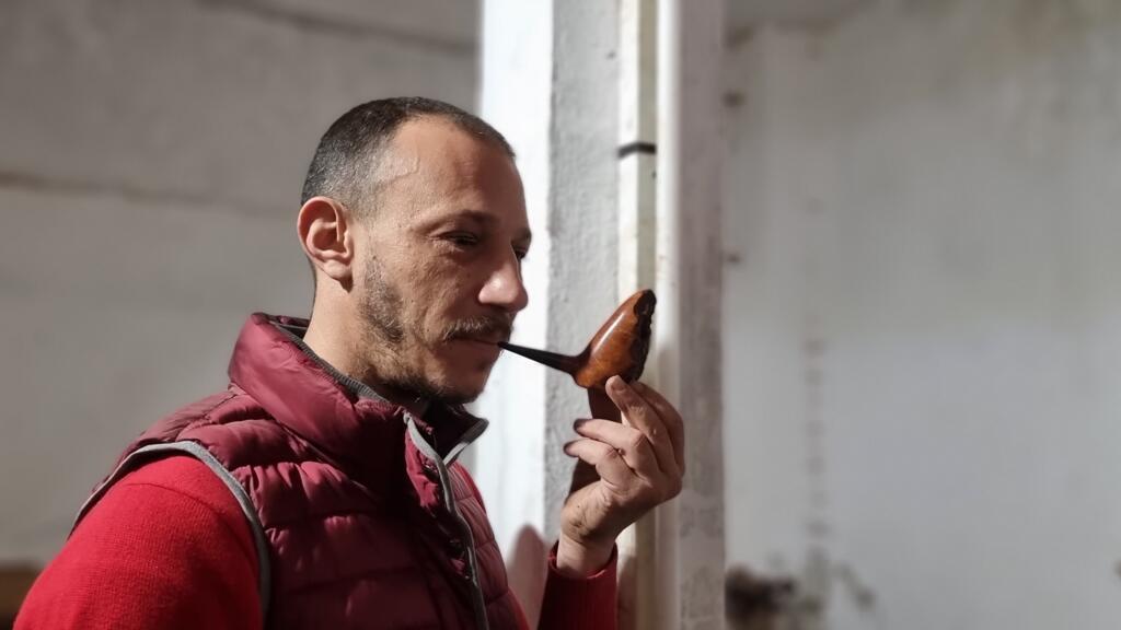 Anis Bouchnak perpétue un savoir-faire hérité de son grand père depuis plus d’un demi-siècle, celui de maître artisan pipier.
